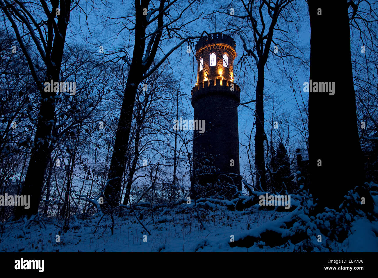 Illuminata Helenenturm, torre Helenen in inverno, in Germania, in Renania settentrionale-Vestfalia, la zona della Ruhr, Witten Foto Stock