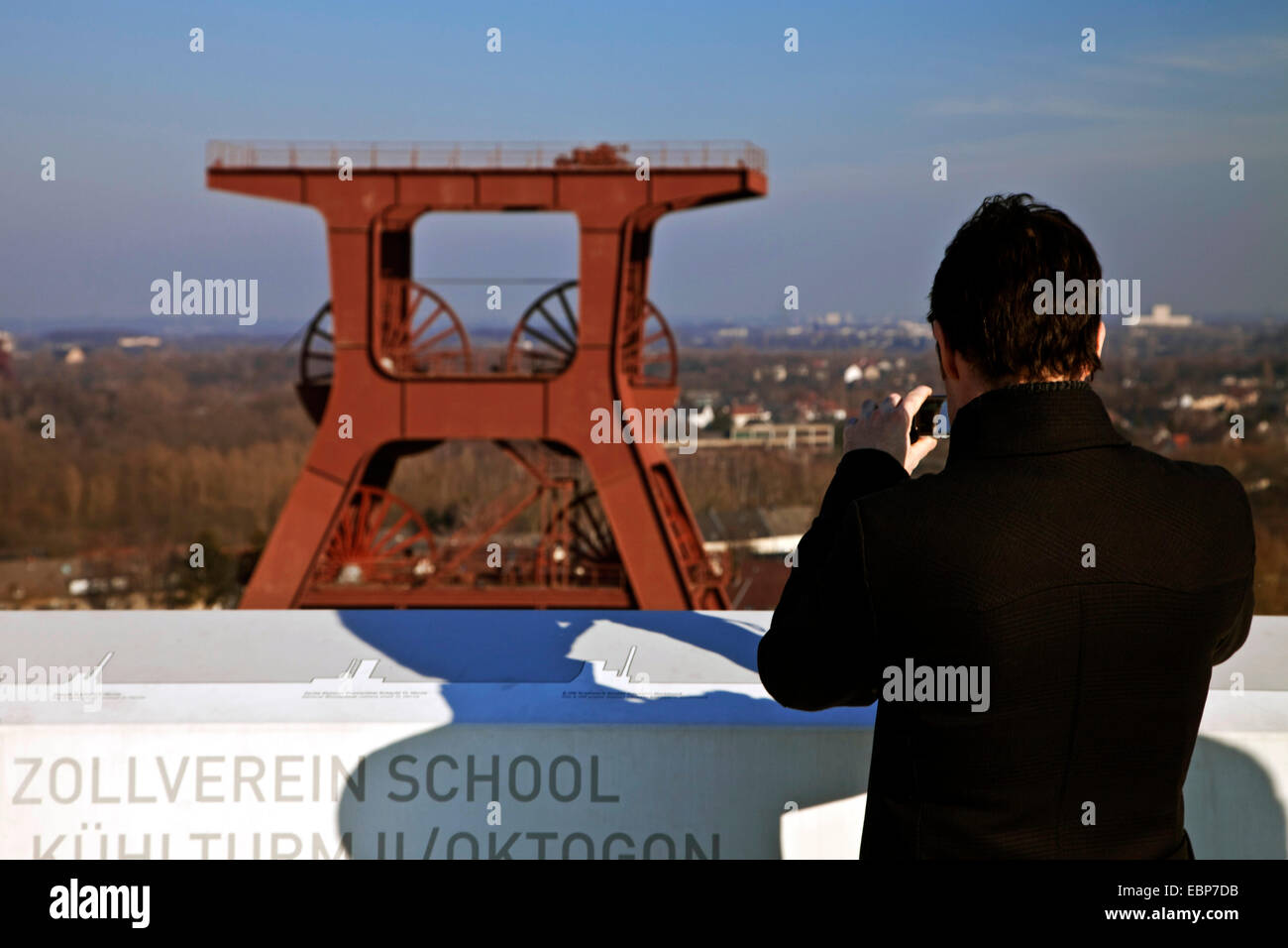 Visitatore di scattare le foto dalla piattaforma di visualizzazione alla torre di avvolgimento 12 del complesso industriale delle Miniere di carbone dello Zollverein, in Germania, in Renania settentrionale-Vestfalia, la zona della Ruhr, Essen Foto Stock