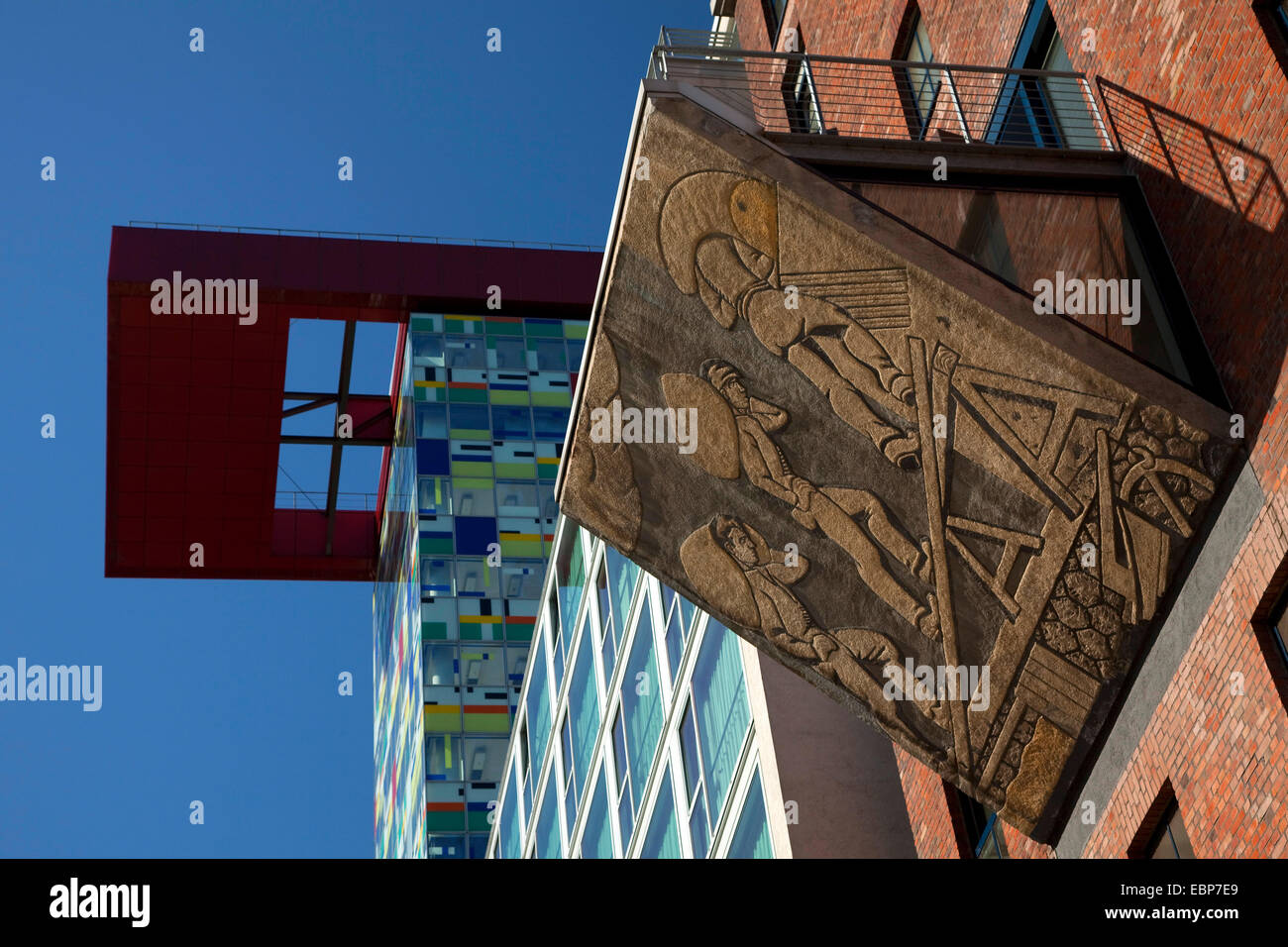 La vecchia e la nuova architettura in Media Harbour, in Germania, in Renania settentrionale-Vestfalia, Duesseldorf Foto Stock