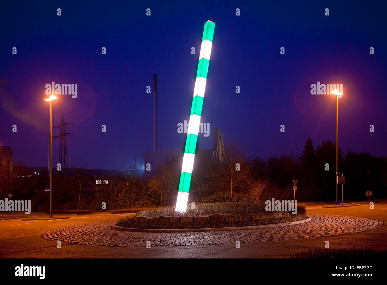 Luce arte 'Massstab' nel crepuscolo, miniera di carbone Neu Monopol in background, in Germania, in Renania settentrionale-Vestfalia, la zona della Ruhr, Bergkamen Foto Stock