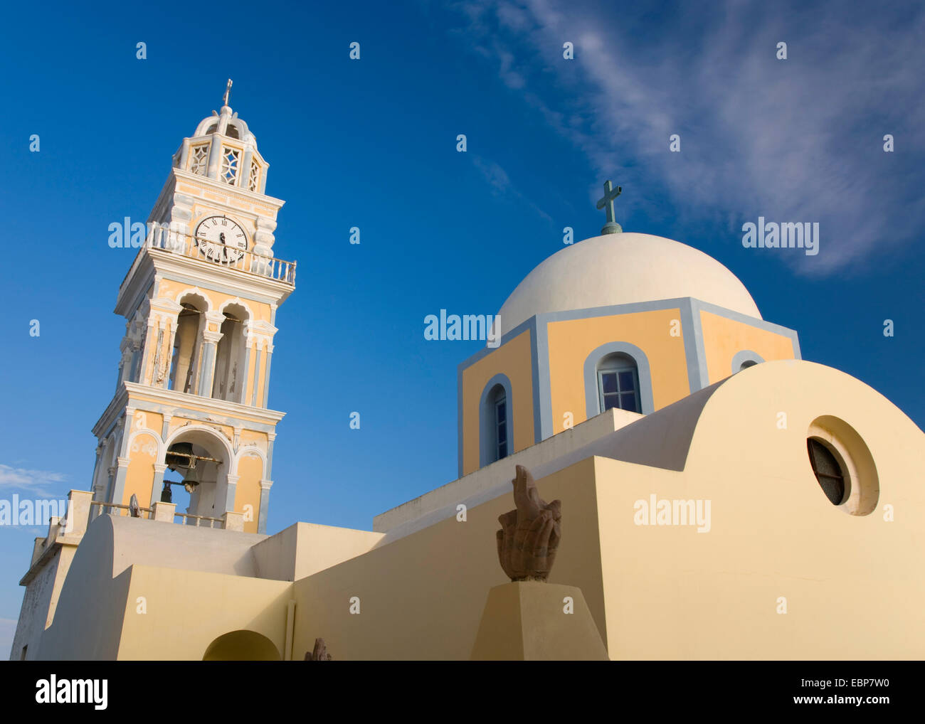 Fira, Santorini, Egeo Meridionale, Grecia. Torre dell'orologio e la cupola della cattedrale cattolica. Foto Stock