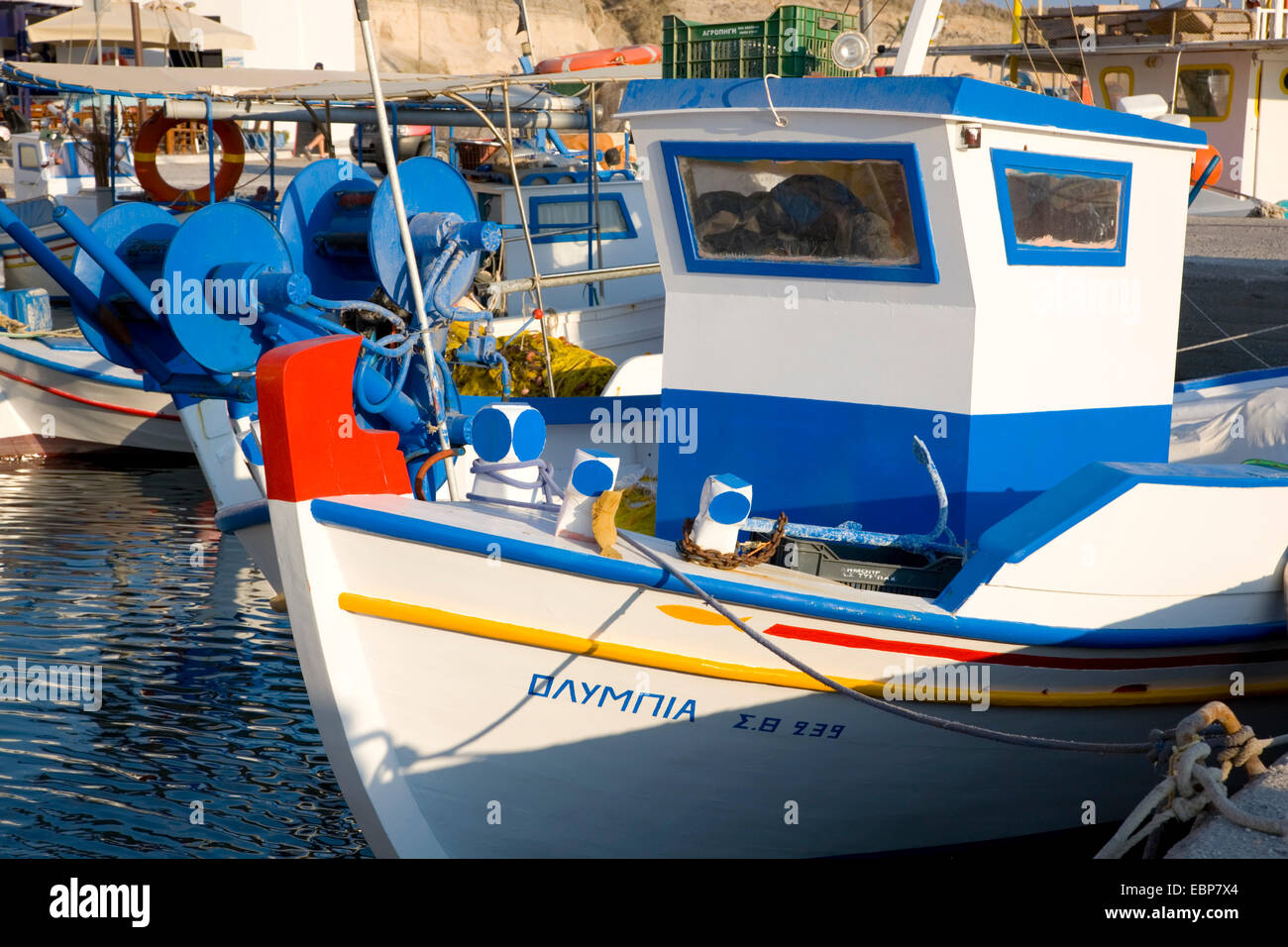 Vlyhada, Santorini, Egeo Meridionale, Grecia. Coloratissime barche di pescatori nel porto. Foto Stock