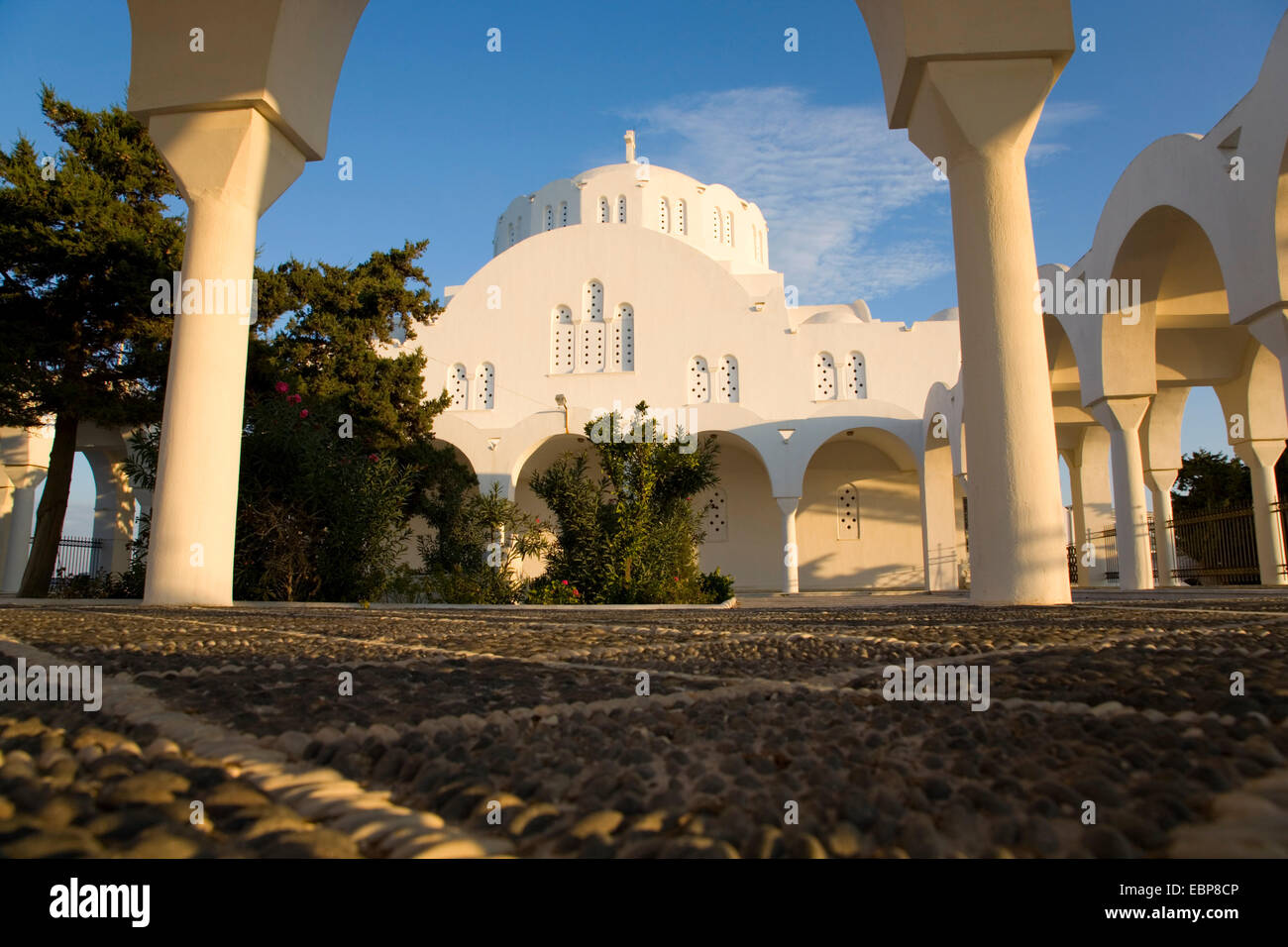 Fira, Santorini, Egeo Meridionale, Grecia. Soleggiato cortile del Metropolita Ortodosso Cattedrale. Foto Stock