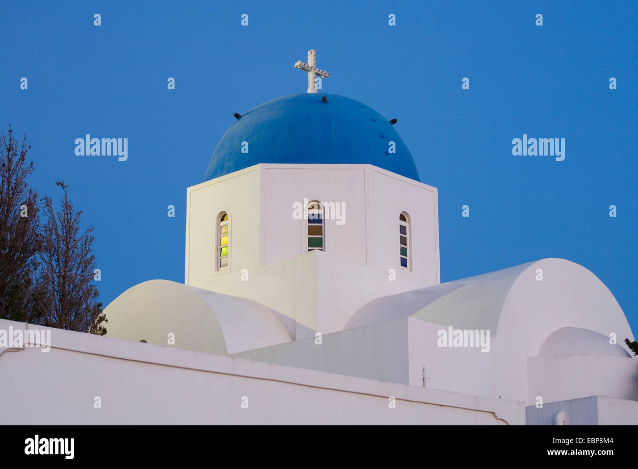 Firostefani, Santorini, Egeo Meridionale, Grecia. Tipico blu-cupola chiesa, all'alba. Foto Stock