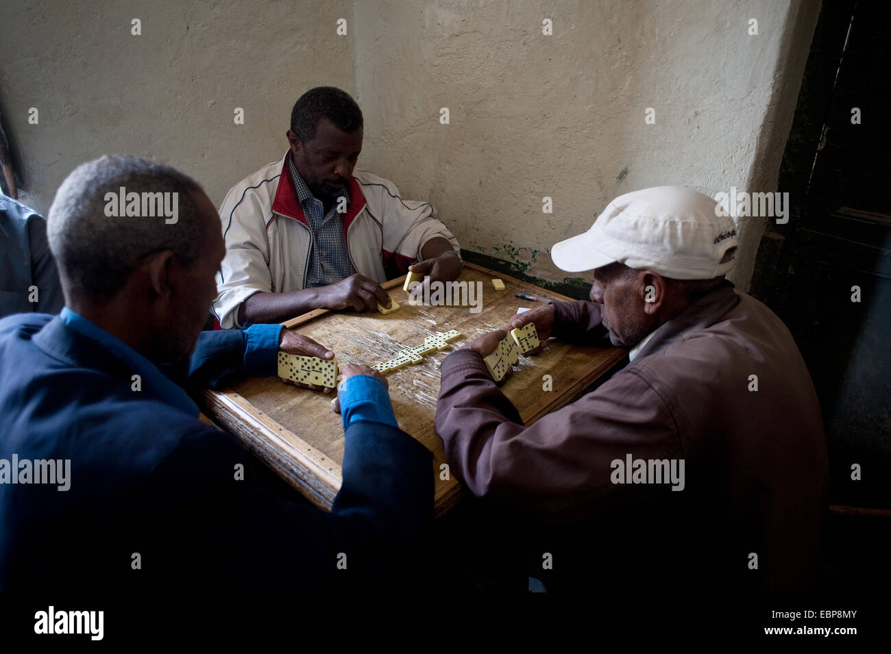 Tre pensionati uomini stanno giocando a Domino in una sala giochi (Etiopia) Foto Stock