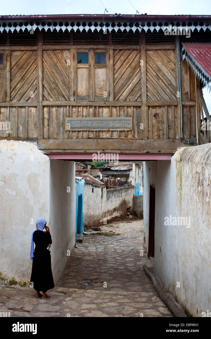 Donna in piedi vicino al Rimbaud 's house (Etiopia) Foto Stock