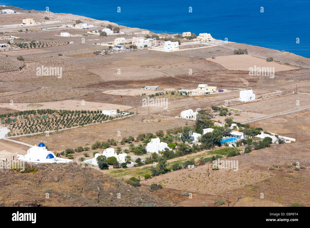 Ia, Santorini, Egeo Meridionale, Grecia. Vista su l'isola di Aride pianura costiera da colline vicino a Finikia. Foto Stock