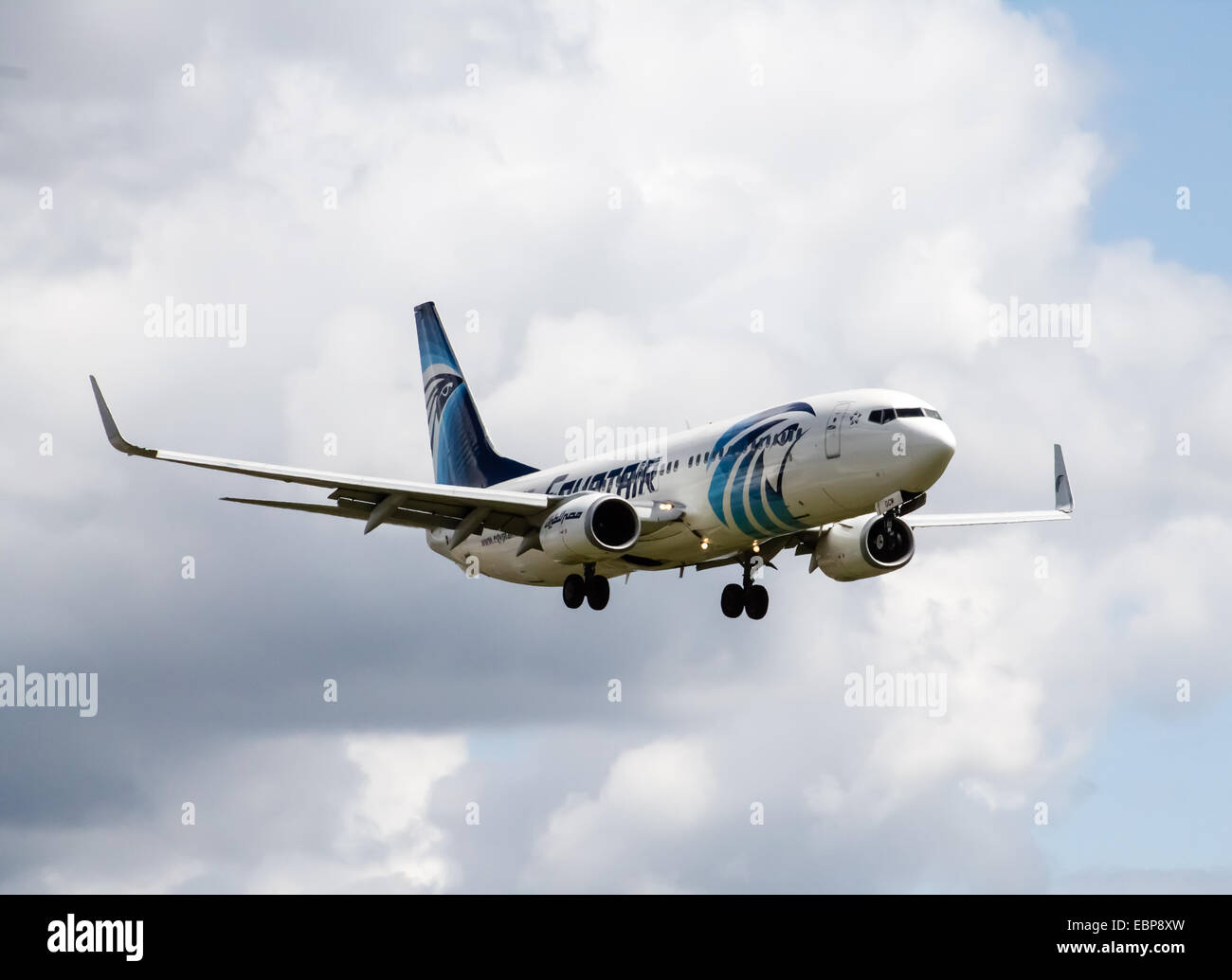 EgyptAir Boeing 737, atterrando all'Aeroporto Internazionale di Manchester. Foto Stock