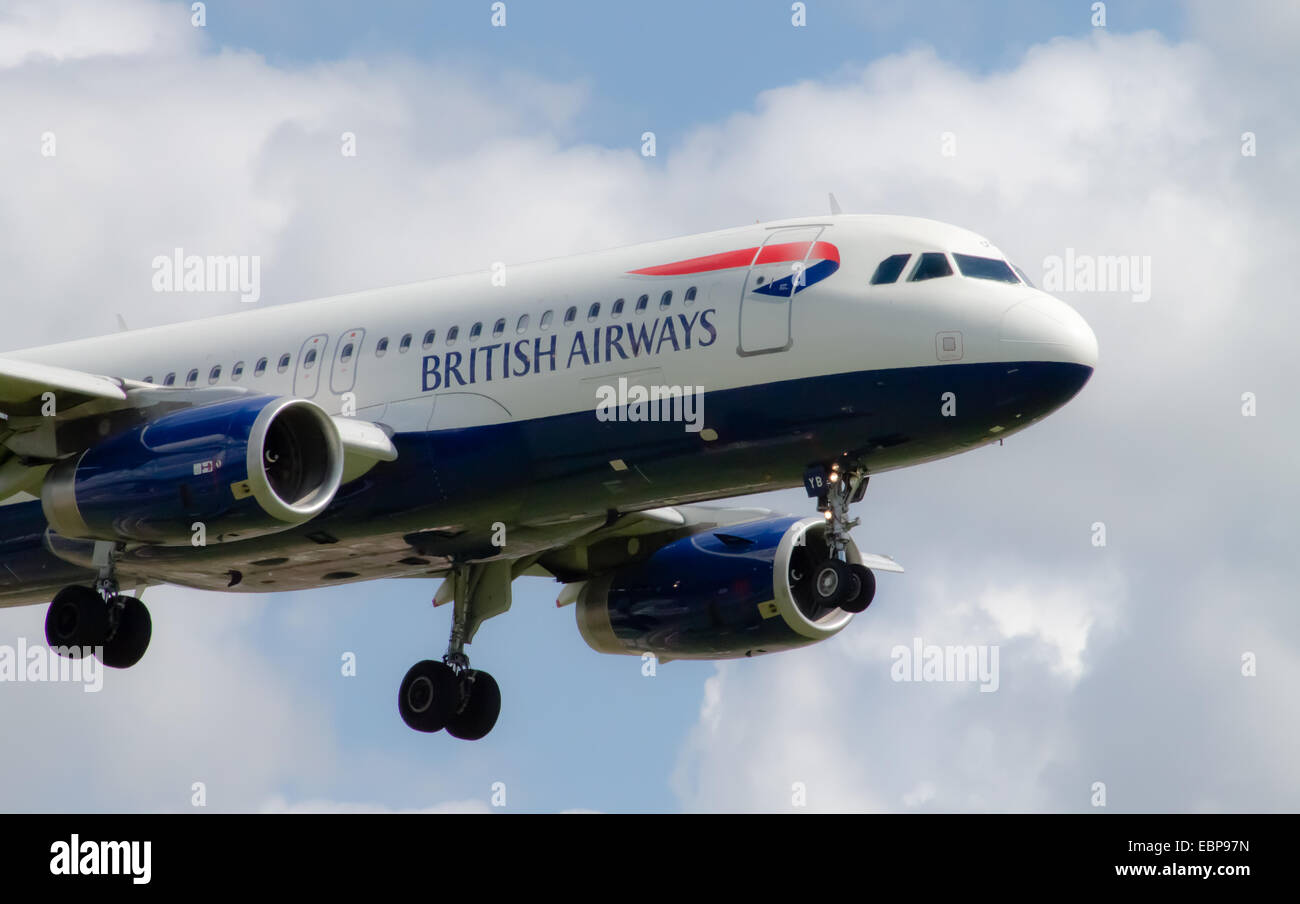 British Airways Airbus A320, atterrando all'Aeroporto Internazionale di Manchester. Foto Stock
