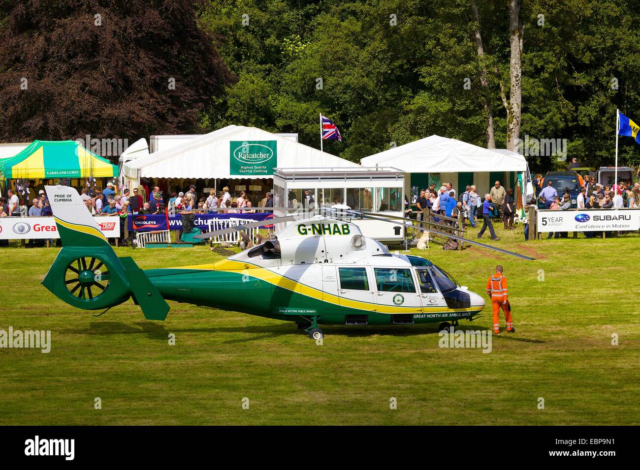 Grande Nord Air Ambulance, G-NHAB, orgoglio della Cumbria, elicottero in atterraggio a Lowther Show. Foto Stock