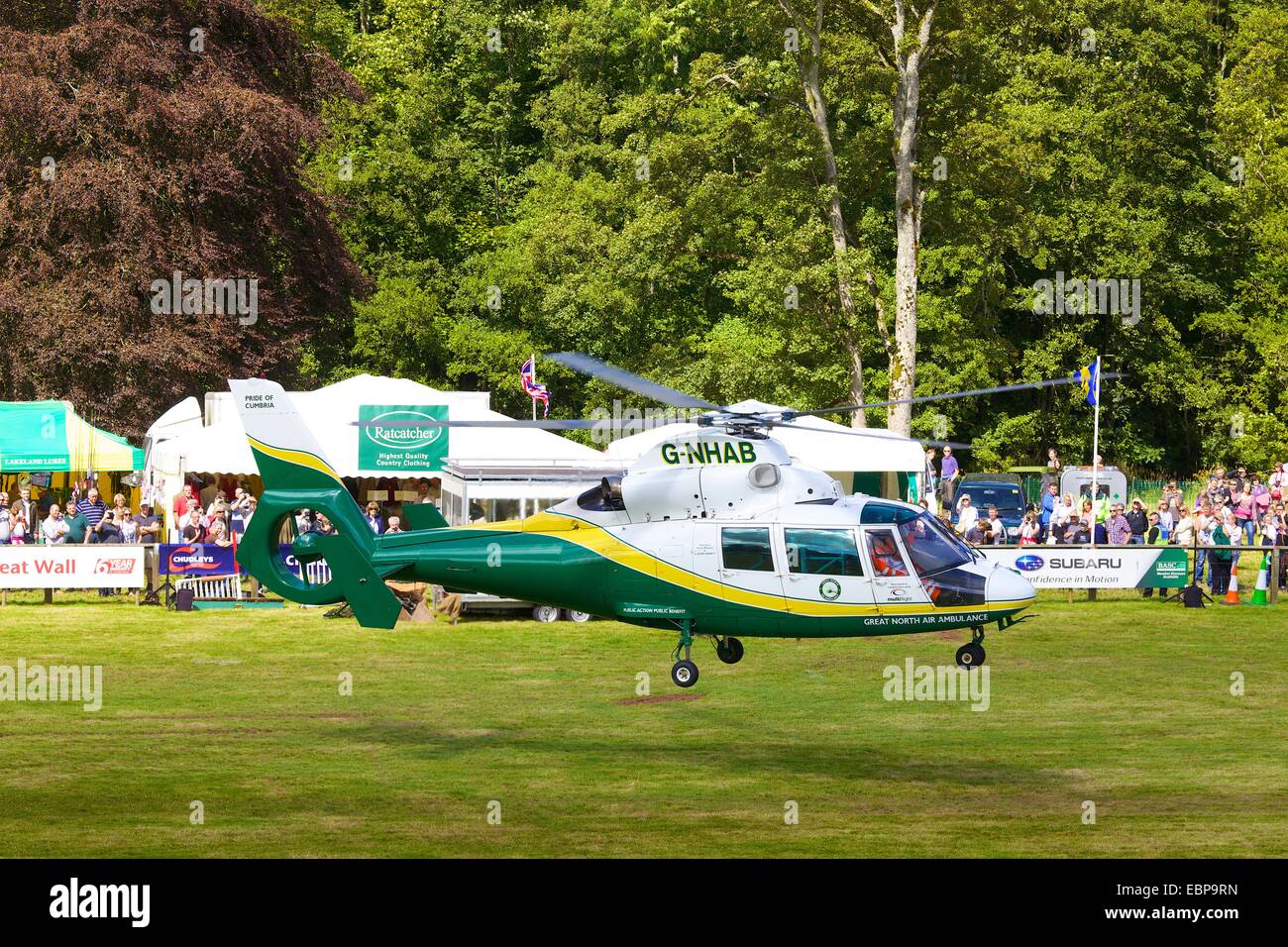 Grande Nord Air Ambulance, G-NHAB, orgoglio della Cumbria, elicottero in atterraggio a Lowther Show. Foto Stock