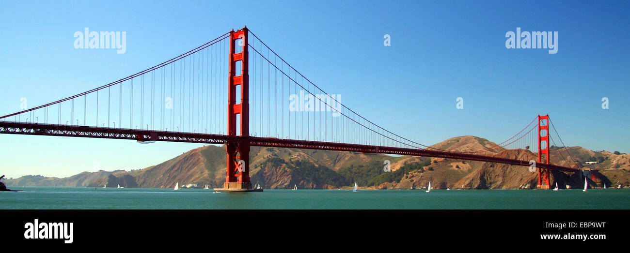 Golden Gate Bridge con la montagna in background e la baia di San Francisco, San Francisco, California, Stati Uniti d'America Foto Stock