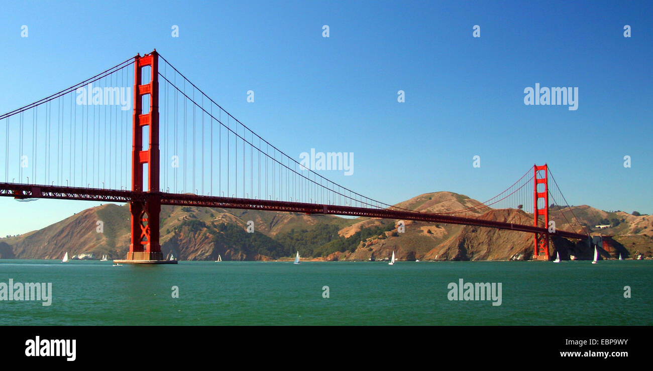 Golden Gate Bridge con la montagna in background e la baia di San Francisco, San Francisco, California, Stati Uniti d'America Foto Stock