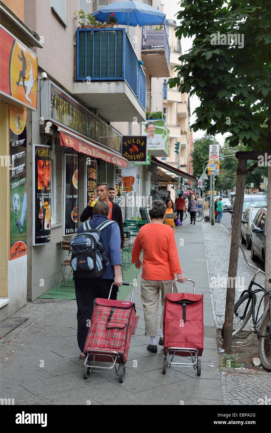 Shopping locale Neukolln Berlino Germania Foto Stock