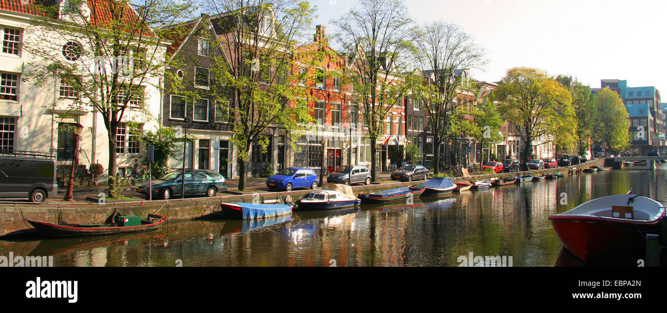 Vista panoramica di barche sul canal nella città di Amsterdam, Paesi Bassi. Foto Stock