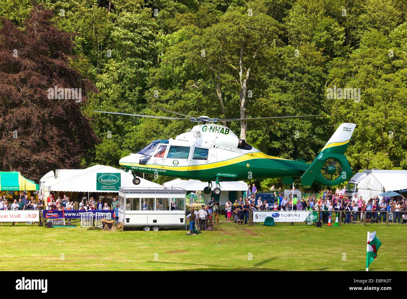 Grande Nord Air Ambulance, G-NHAB, orgoglio della Cumbria, elicottero in atterraggio a Lowther Show. Foto Stock