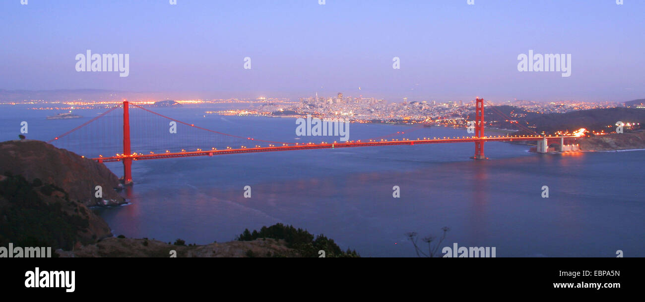 Il Golden Gate Bridge all'alba in San Francisco. Foto Stock