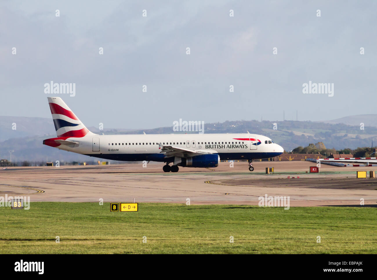 British Airways Airbus A320, il rullaggio sull'Aeroporto Internazionale di Manchester sulla pista. Foto Stock