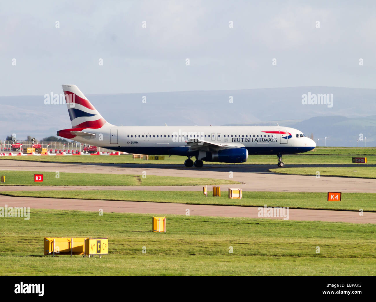 British Airways Airbus A320, il rullaggio sull'Aeroporto Internazionale di Manchester sulla pista. Foto Stock