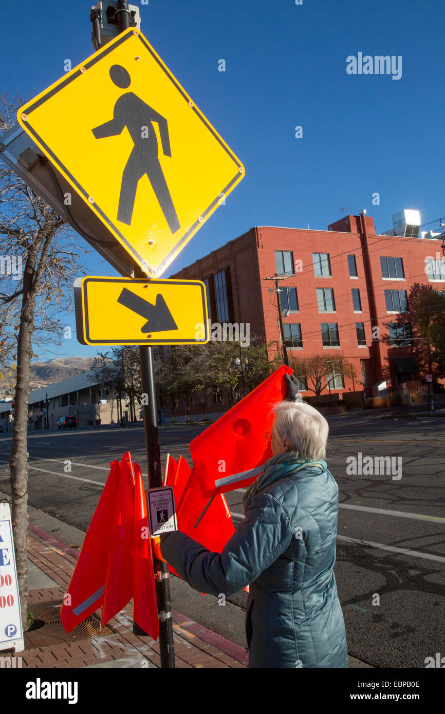 Salt Lake City, Utah - Crosswalk bandiere di sicurezza in una strada pedonale di attraversamento. Foto Stock