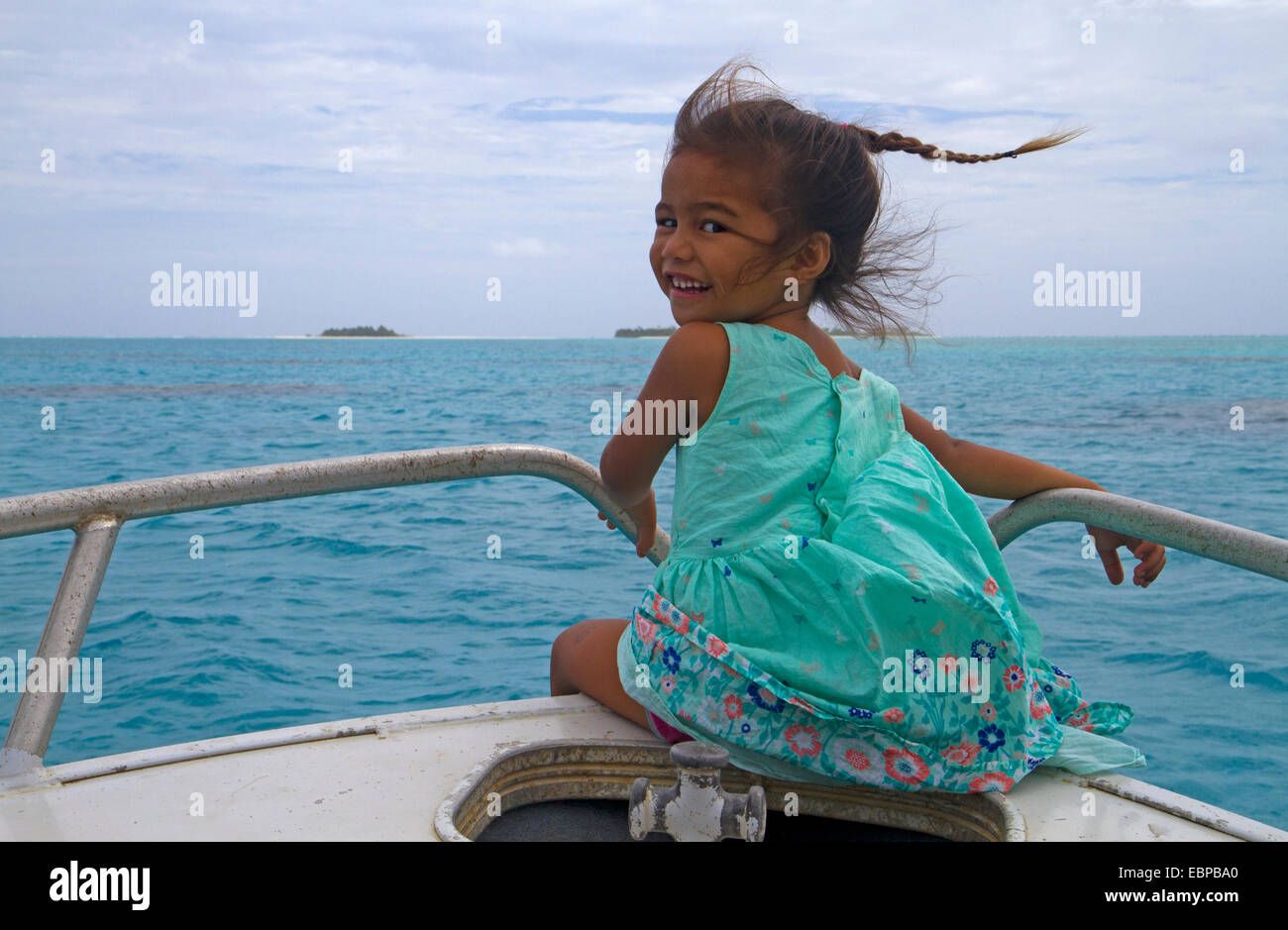 Giovane ragazza su una barca in Laguna Aitutaki Foto Stock
