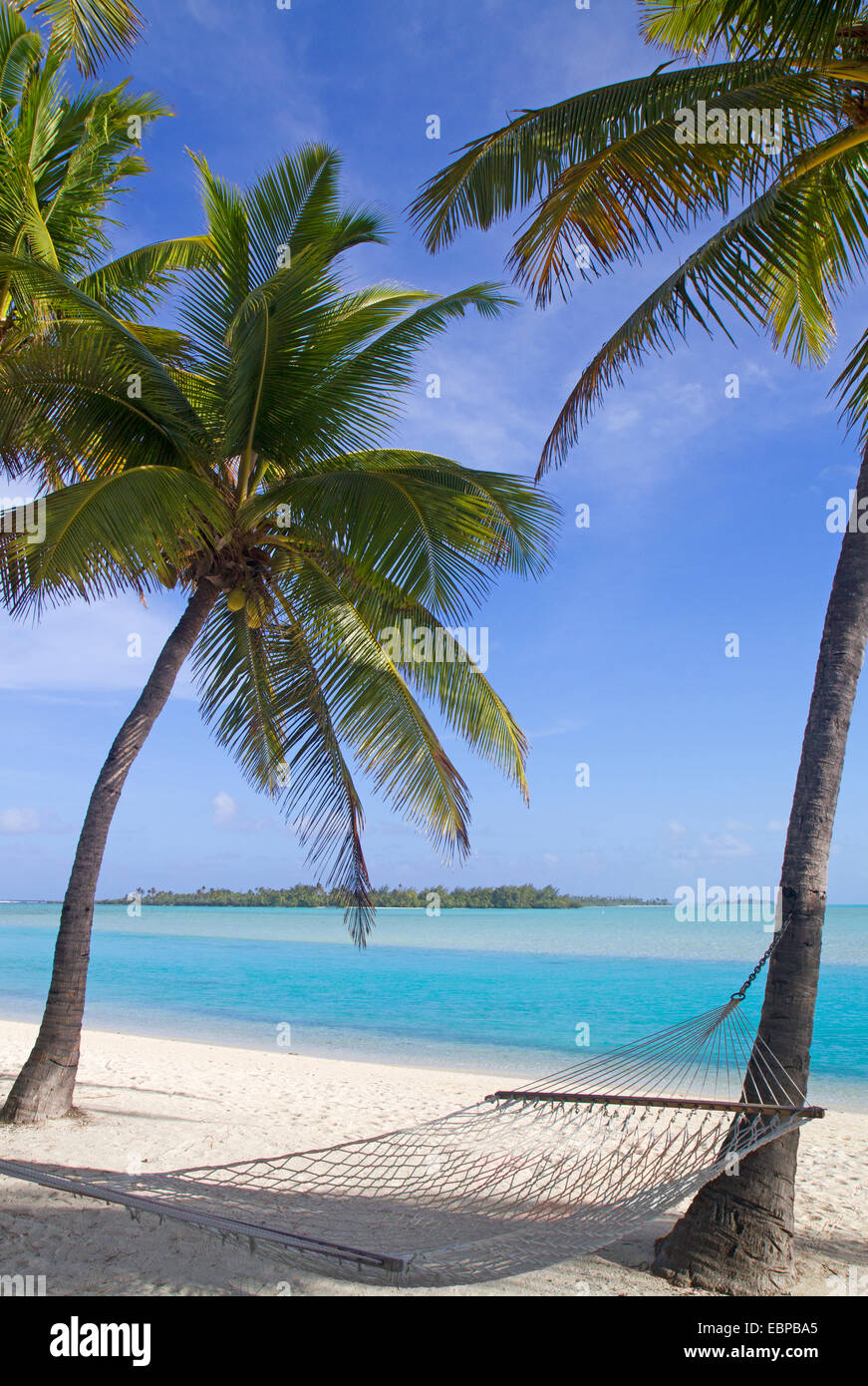 Amaca su una spiaggia di Aitutaki Foto Stock