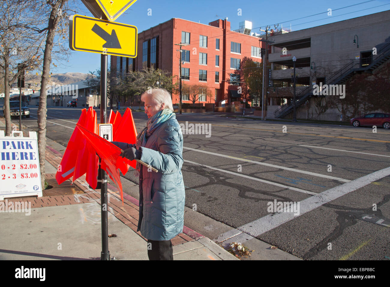 Salt Lake City, Utah - Crosswalk bandiere di sicurezza in una strada pedonale di attraversamento. Foto Stock