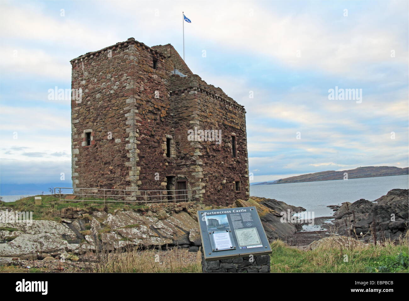 Il castello di Portencross, testa di Farland, West Kilbride, North Ayrshire, in Scozia, Gran Bretagna, Regno Unito, Gran Bretagna, Europa Foto Stock