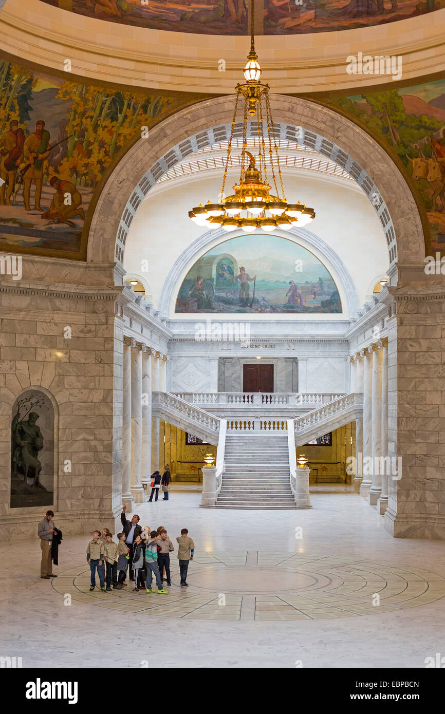 Salt Lake City, Utah - un gruppo di boy scout tours la Utah State Capitol. Foto Stock
