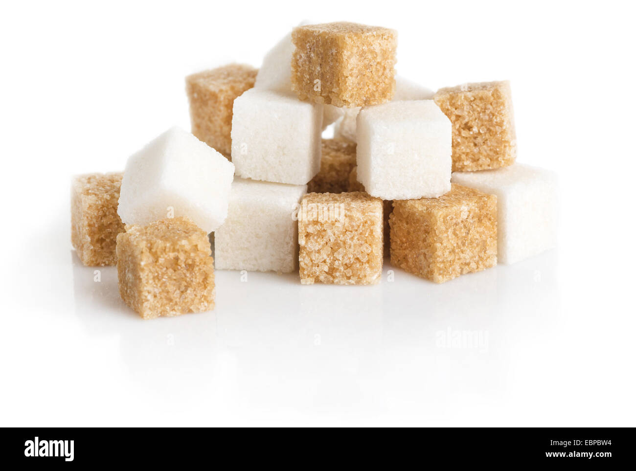 Cubetti di canna da zucchero marrone e bianco raffinato isolati su sfondo bianco Foto Stock
