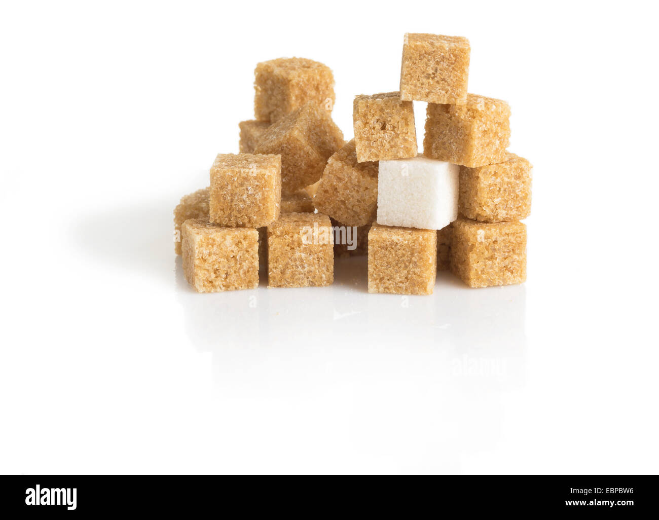 Cubetti di canna da zucchero marrone e bianco raffinato isolati su sfondo bianco Foto Stock