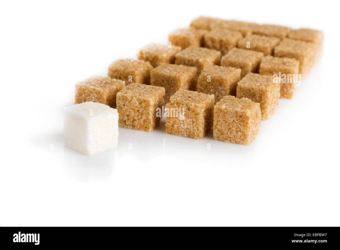 Cubetti di canna da zucchero marrone e bianco raffinato isolati su sfondo bianco Foto Stock