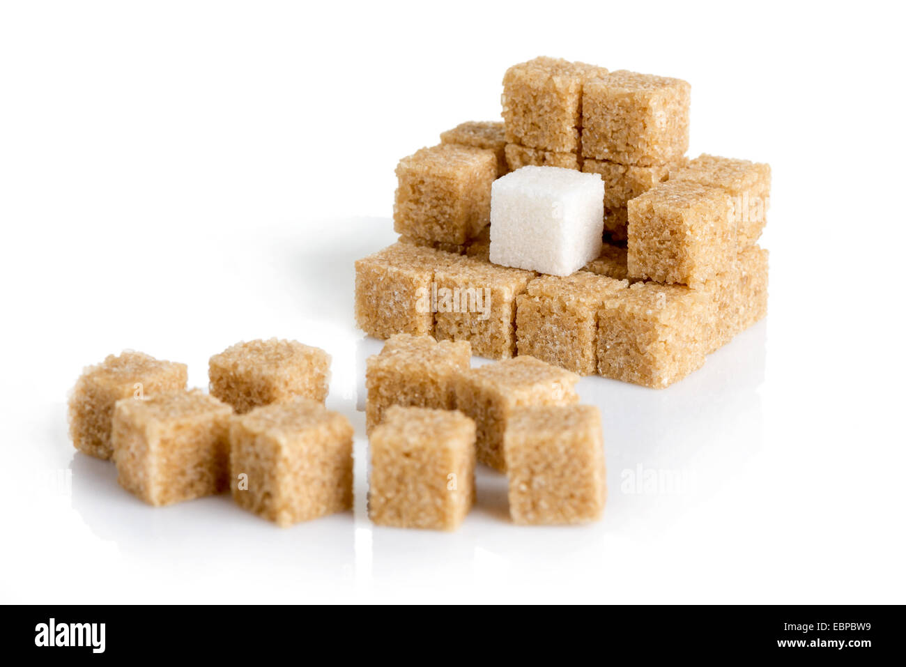 Cubetti di canna da zucchero marrone e bianco raffinato isolati su sfondo bianco Foto Stock
