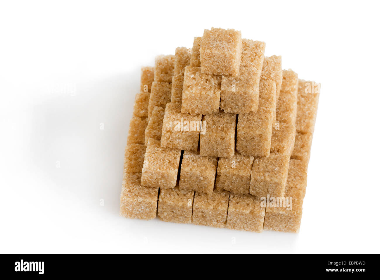 Piramide di zucchero di canna cubetti isolati su sfondo bianco Foto Stock