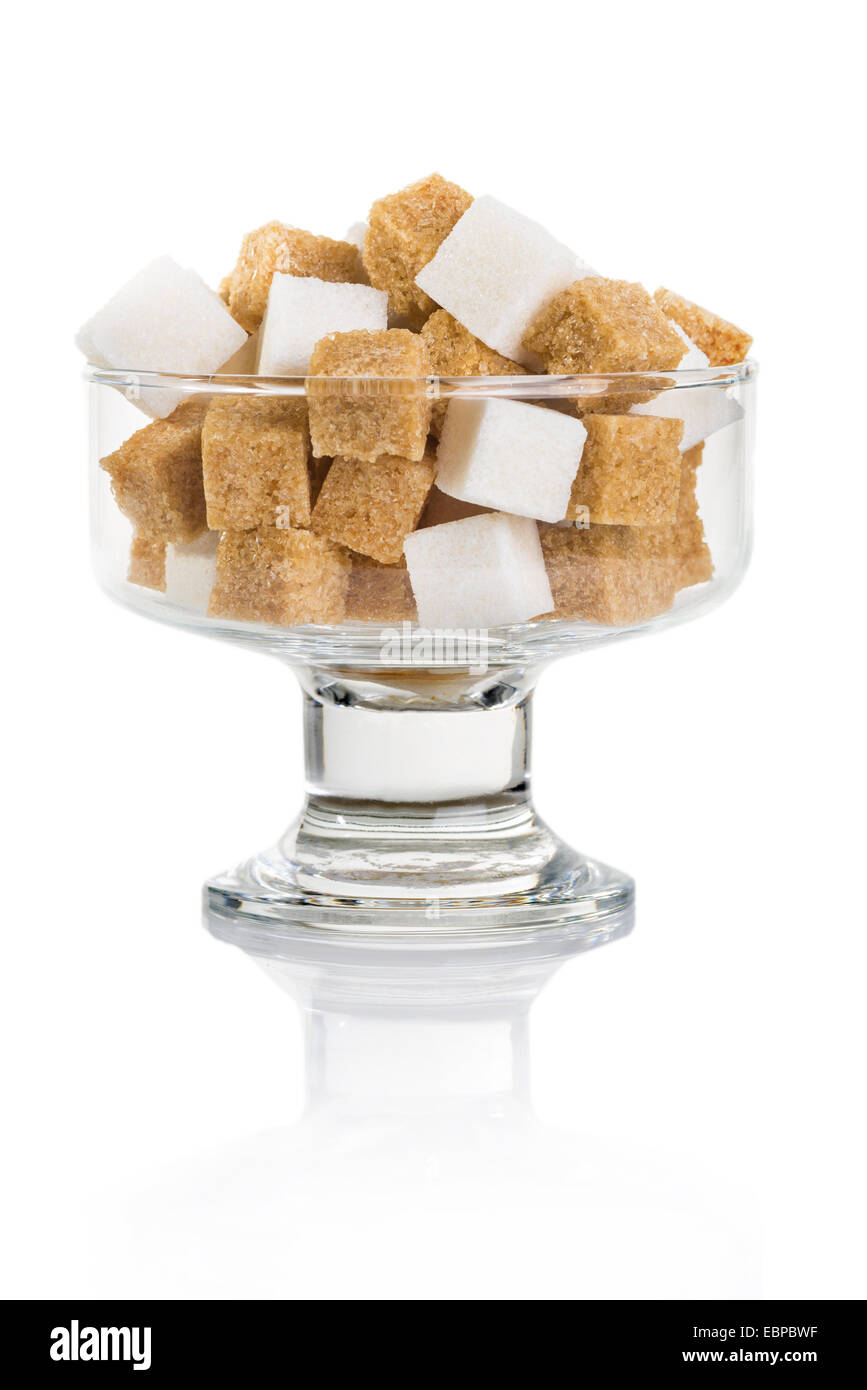 Cubetti di marrone e bianco zucchero in un vaso di vetro isolato su sfondo bianco Foto Stock