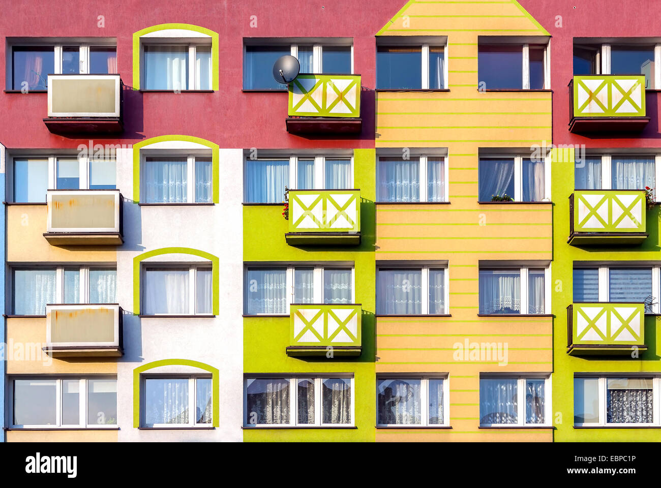 Windows e colorata facciata di edificio residenziale. Foto Stock