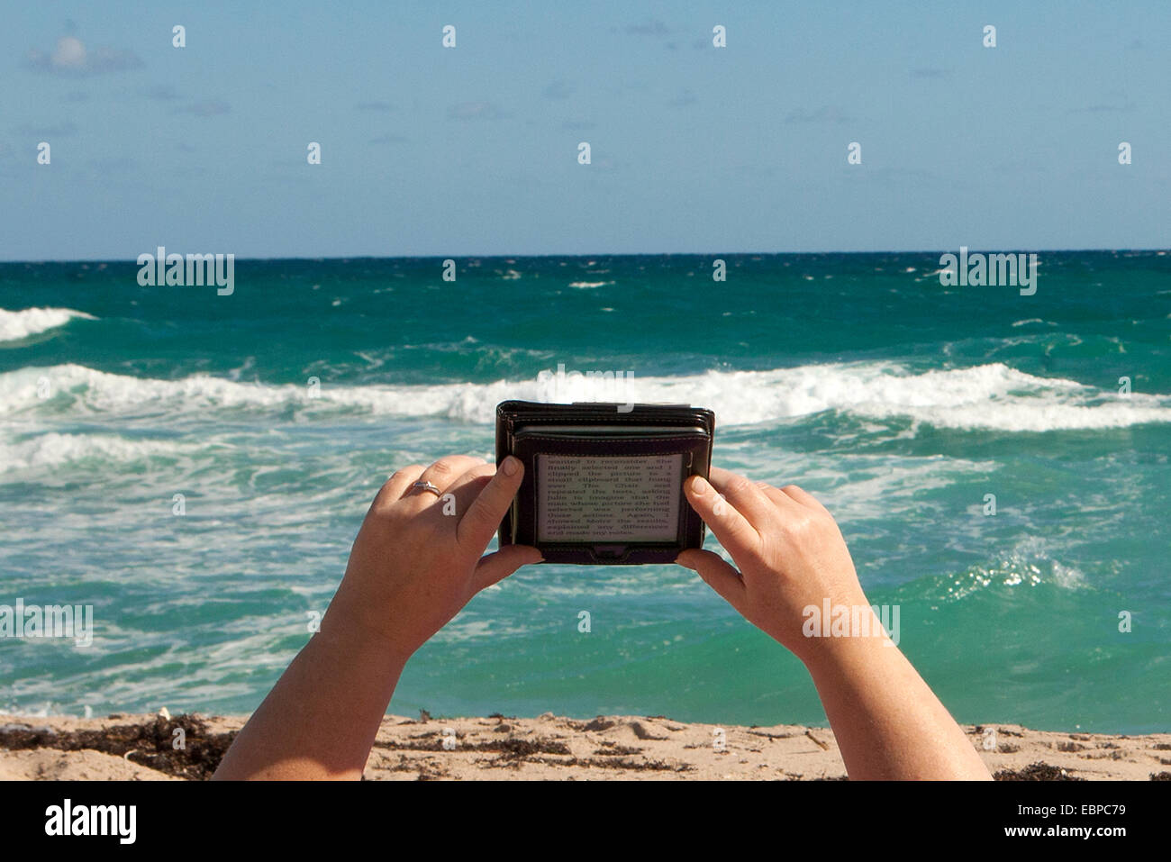 La lettura di un Amazon Kindle in spiaggia Foto stock - Alamy