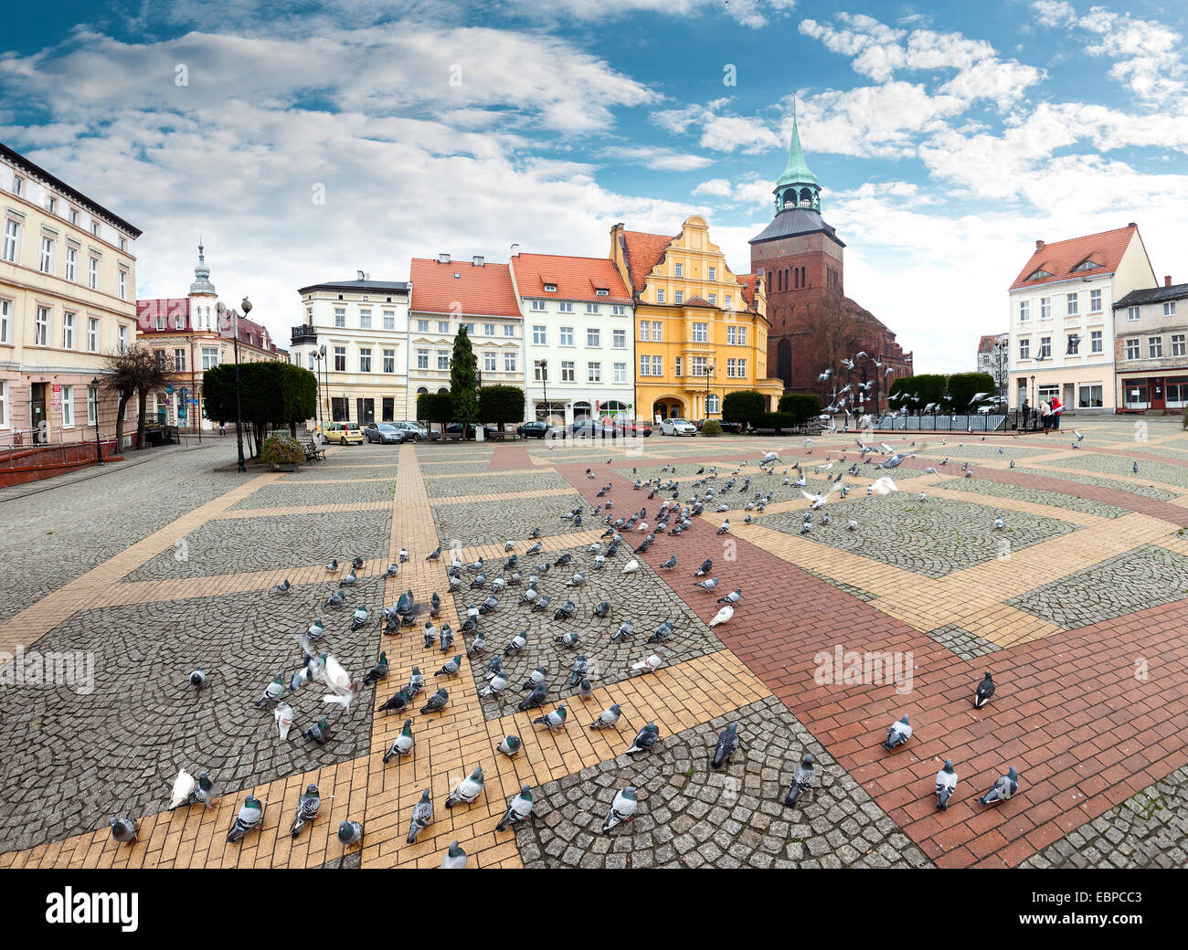 Piazza della Libertà in Bialogard, città di nascita di Aleksander Kwasniewski, presidente della Polonia dal 1995 al 2005. Foto Stock
