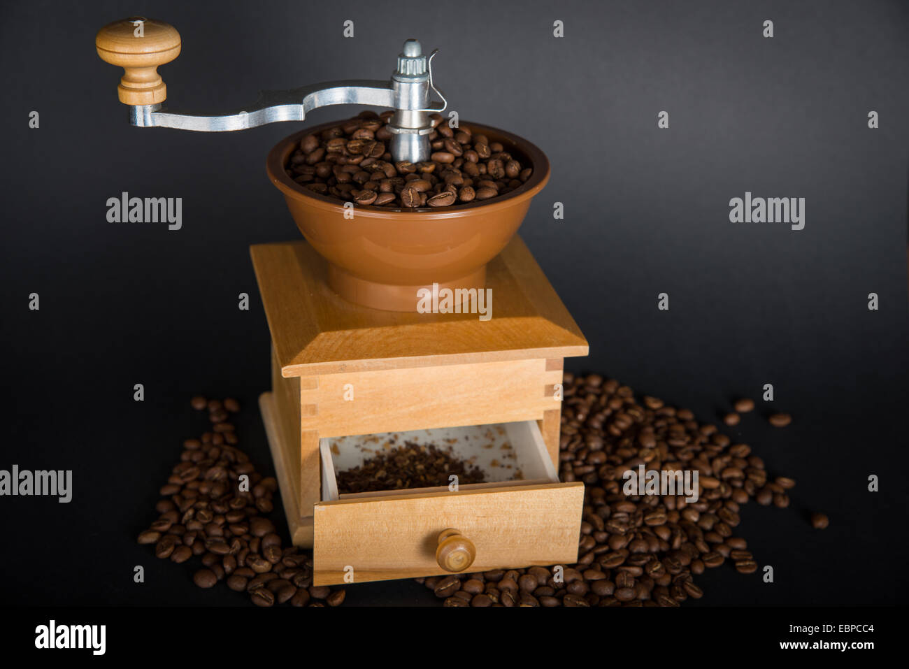 Coffee Mill con sfondo nero Foto Stock