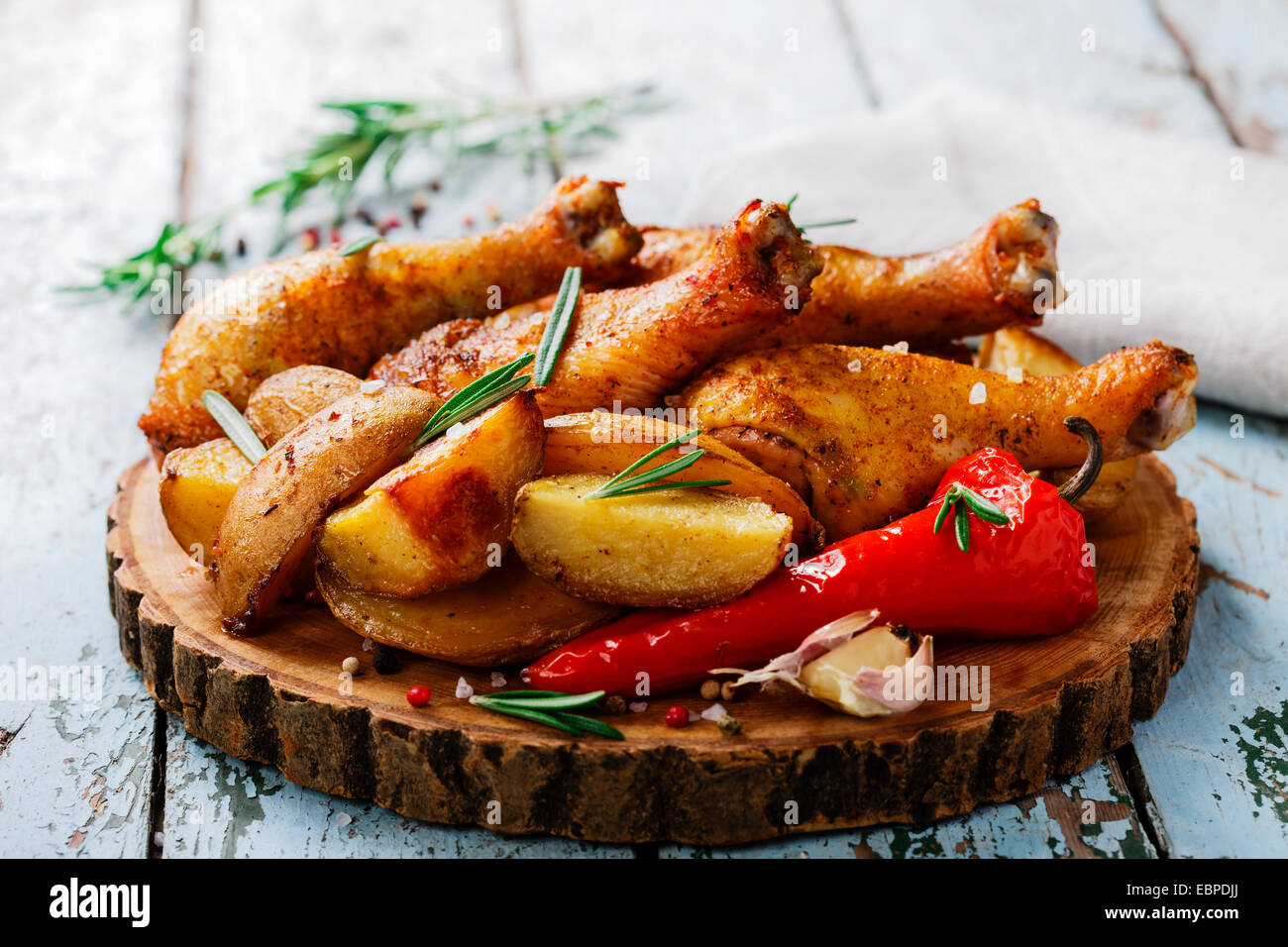 Il pollo al forno della gamba con patate Foto Stock