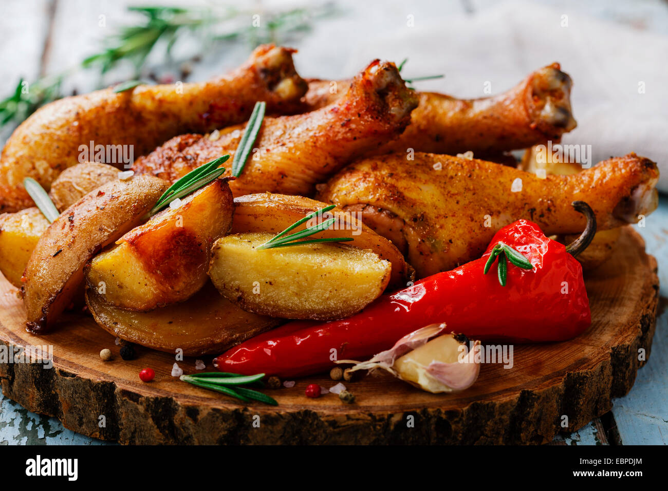 Il pollo al forno della gamba con patate Foto Stock