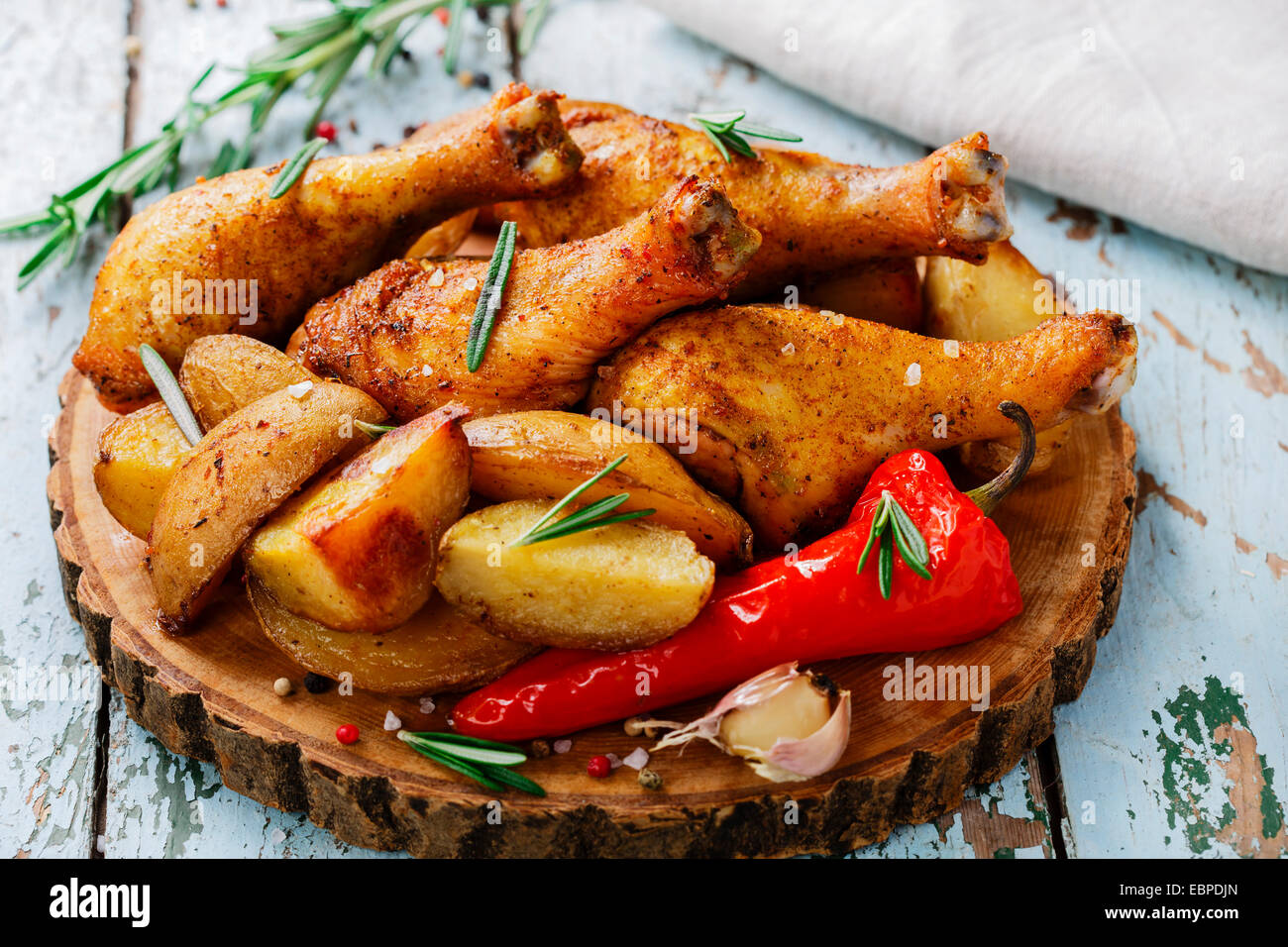 Il pollo al forno della gamba con patate Foto Stock