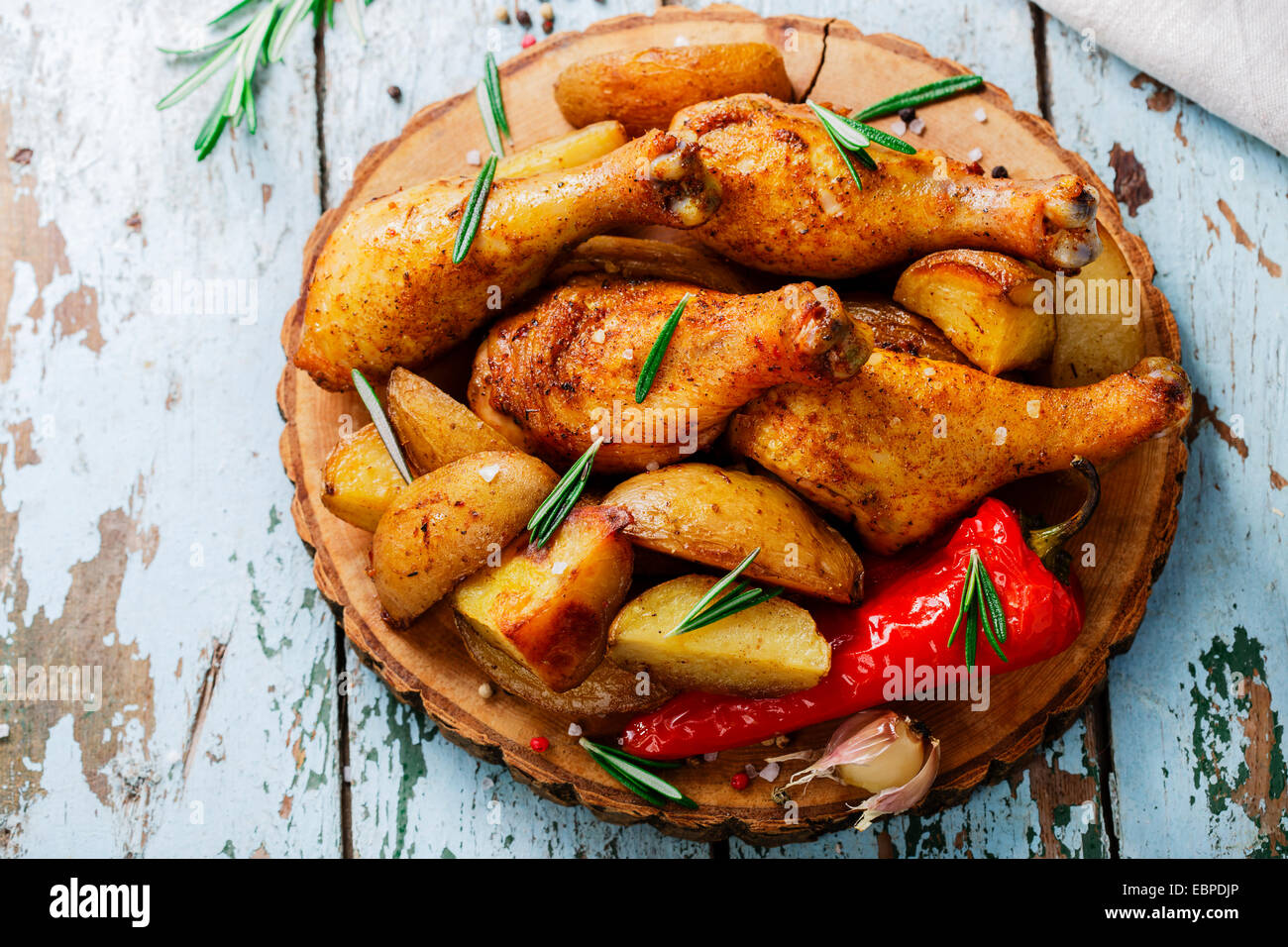 Il pollo al forno della gamba con patate Foto Stock