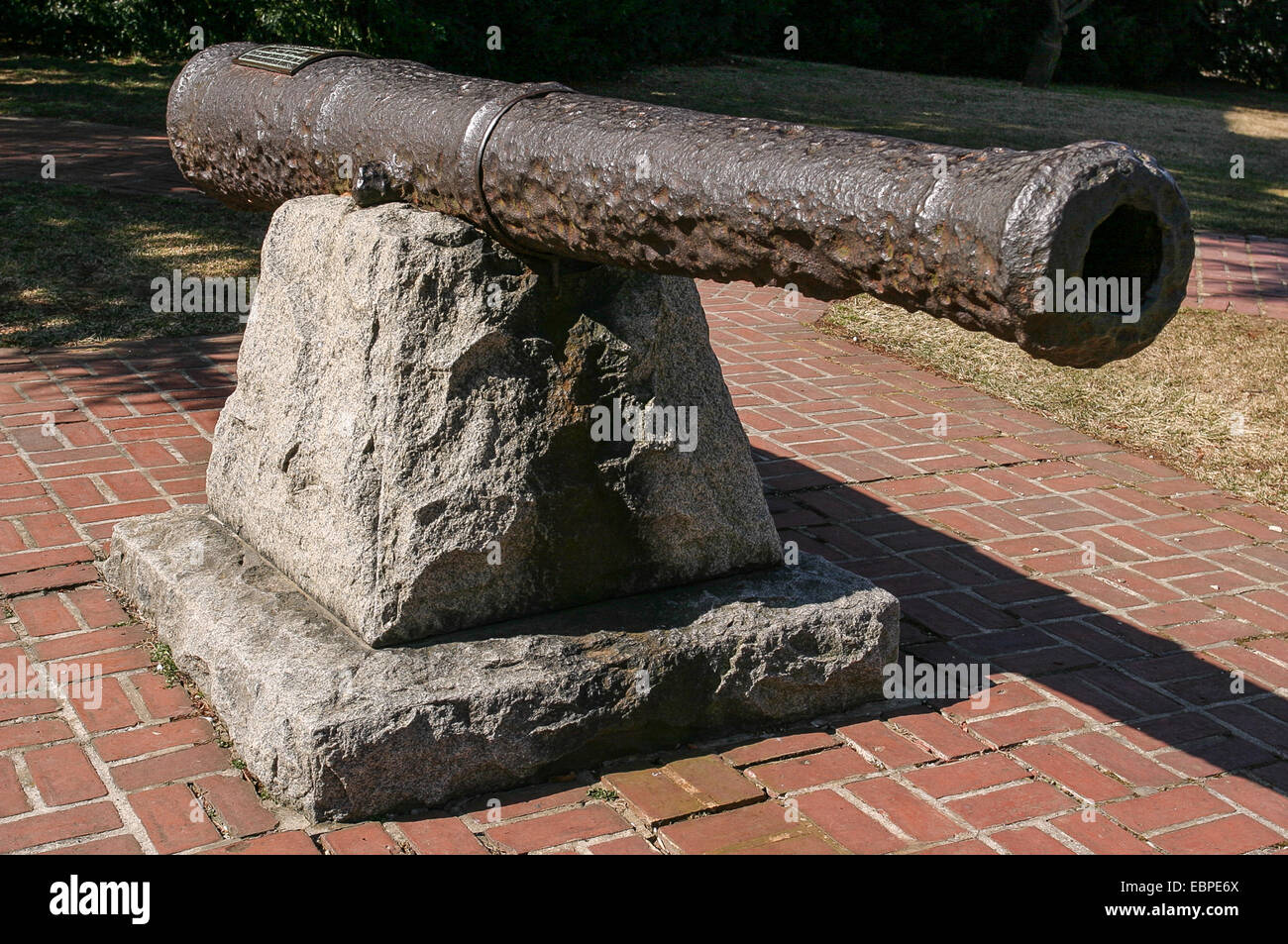 Il cannone dal momento della fondazione della colonia di Maryland, 1634, montato sui motivi del Maryland State House, Annapolis, MD, USA. Foto Stock