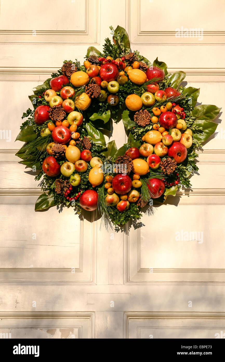 Ghirlanda di festosa ricoperta di frutta sulla porta di casa storica in Annapolis, MD, Stati Uniti d'America. Foto Stock