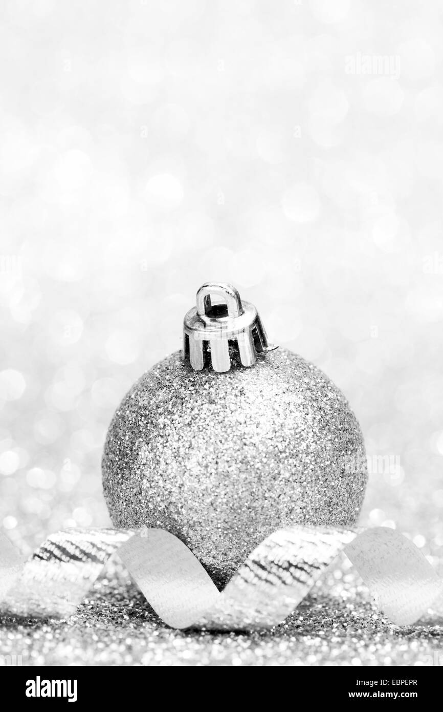 Pallina di natale e ricci nastro decorativo su sfondo bokeh di fondo Foto Stock
