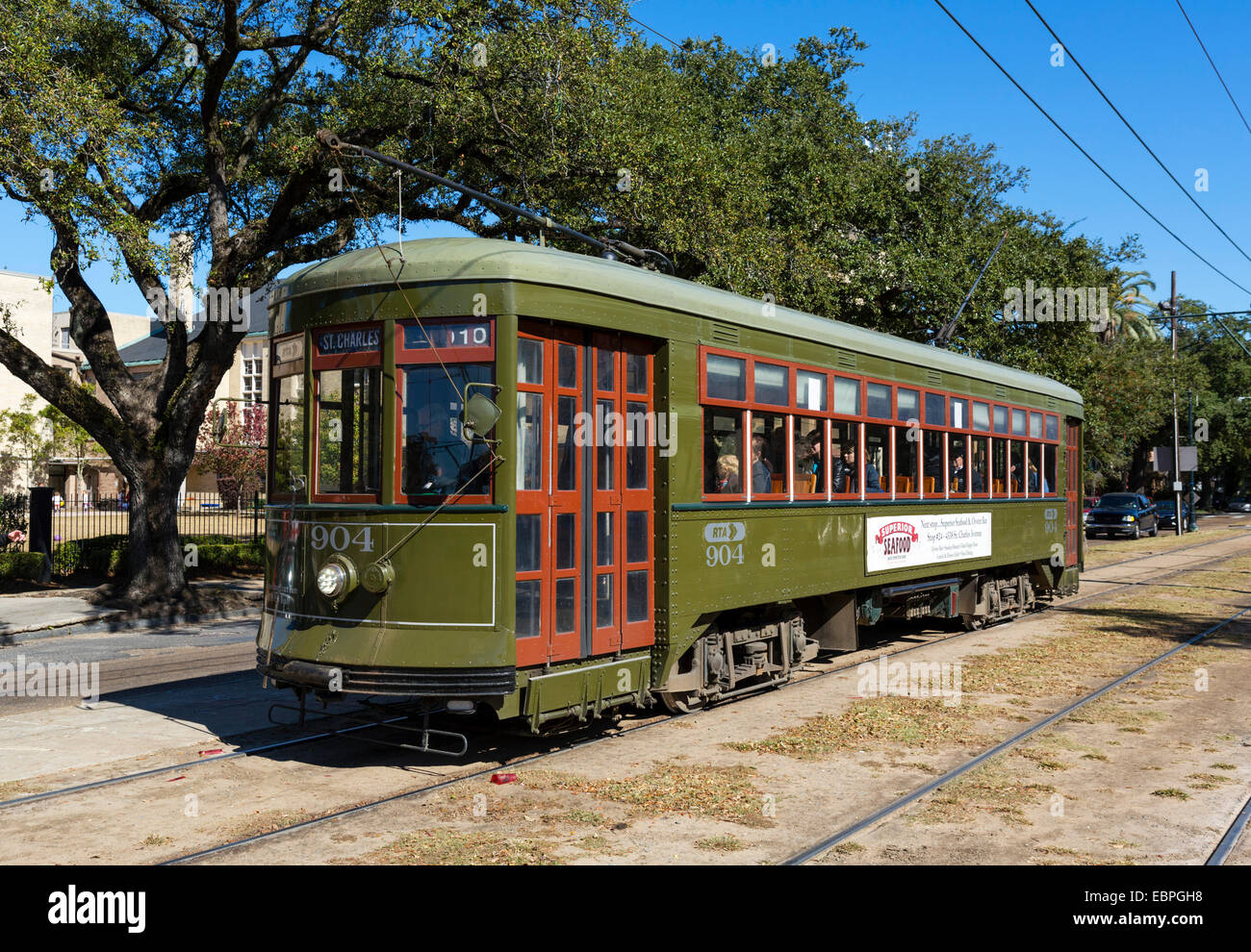 St Charles Streetcar su St Charles Avenue in Uptown di New Orleans, in Louisiana, Stati Uniti d'America Foto Stock