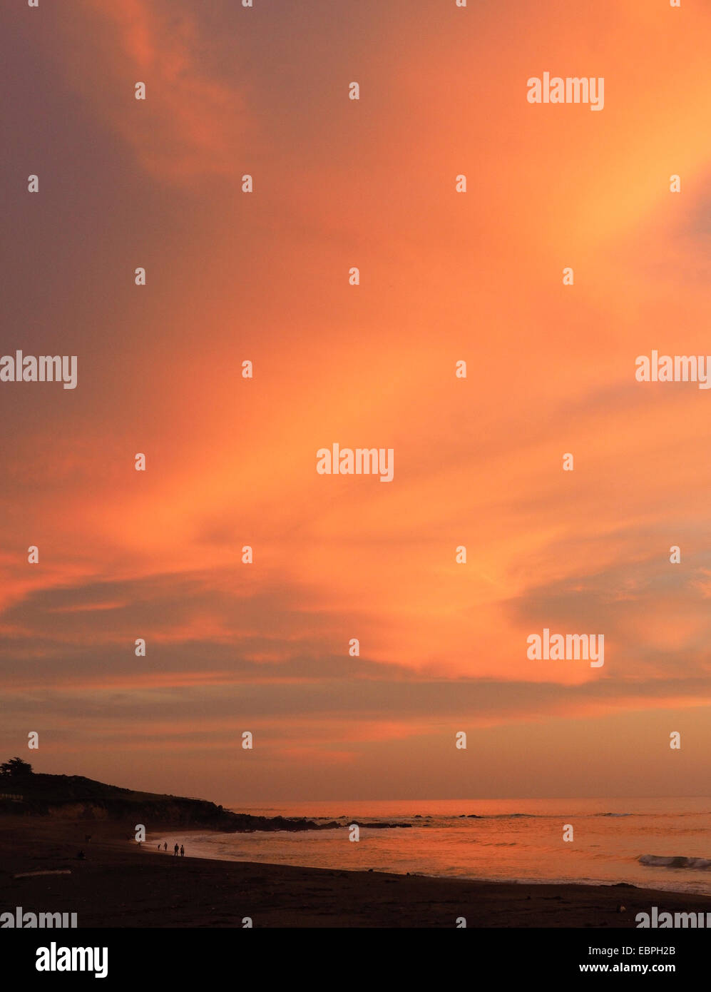 Cielo dorato tramonto sull'oceano Pacifico Foto Stock