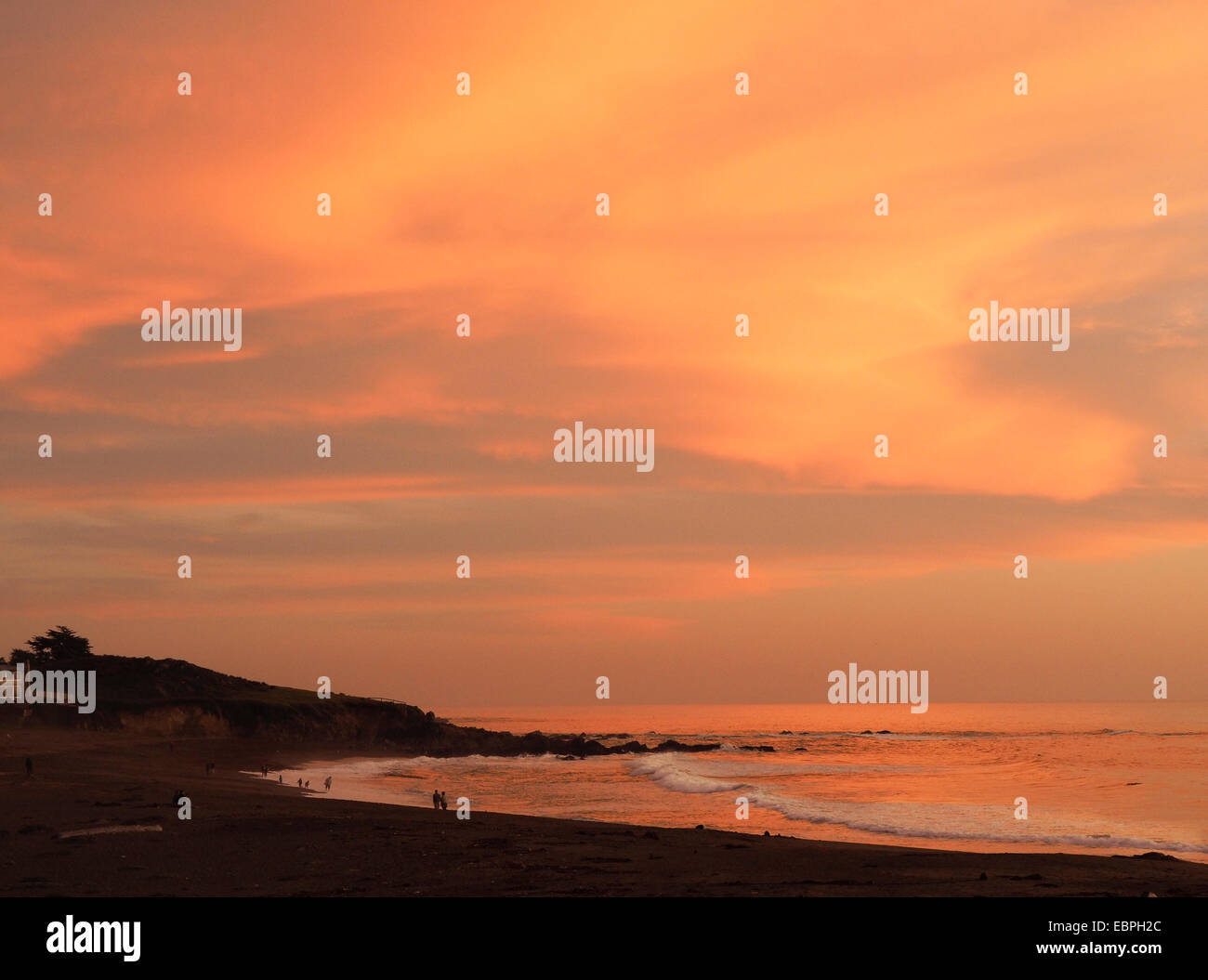 Cielo dorato tramonto sull'oceano Pacifico Foto Stock