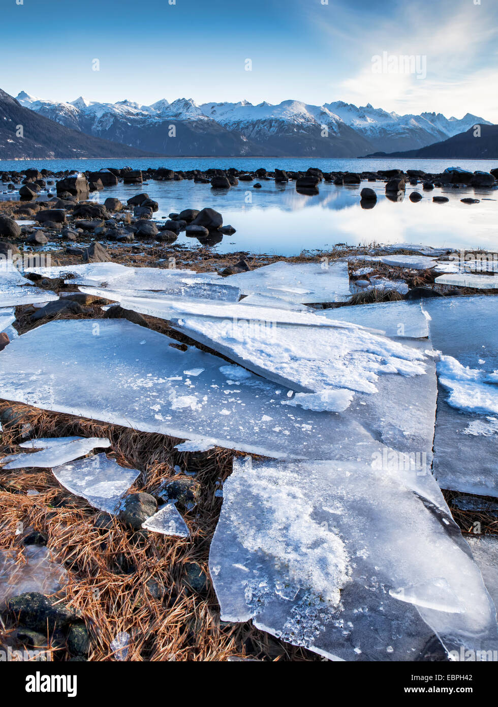 Lastre di ghiaccio lavato fino nei pressi di Portage Cove in Haines Alaska su una soleggiata giornata invernale. Foto Stock